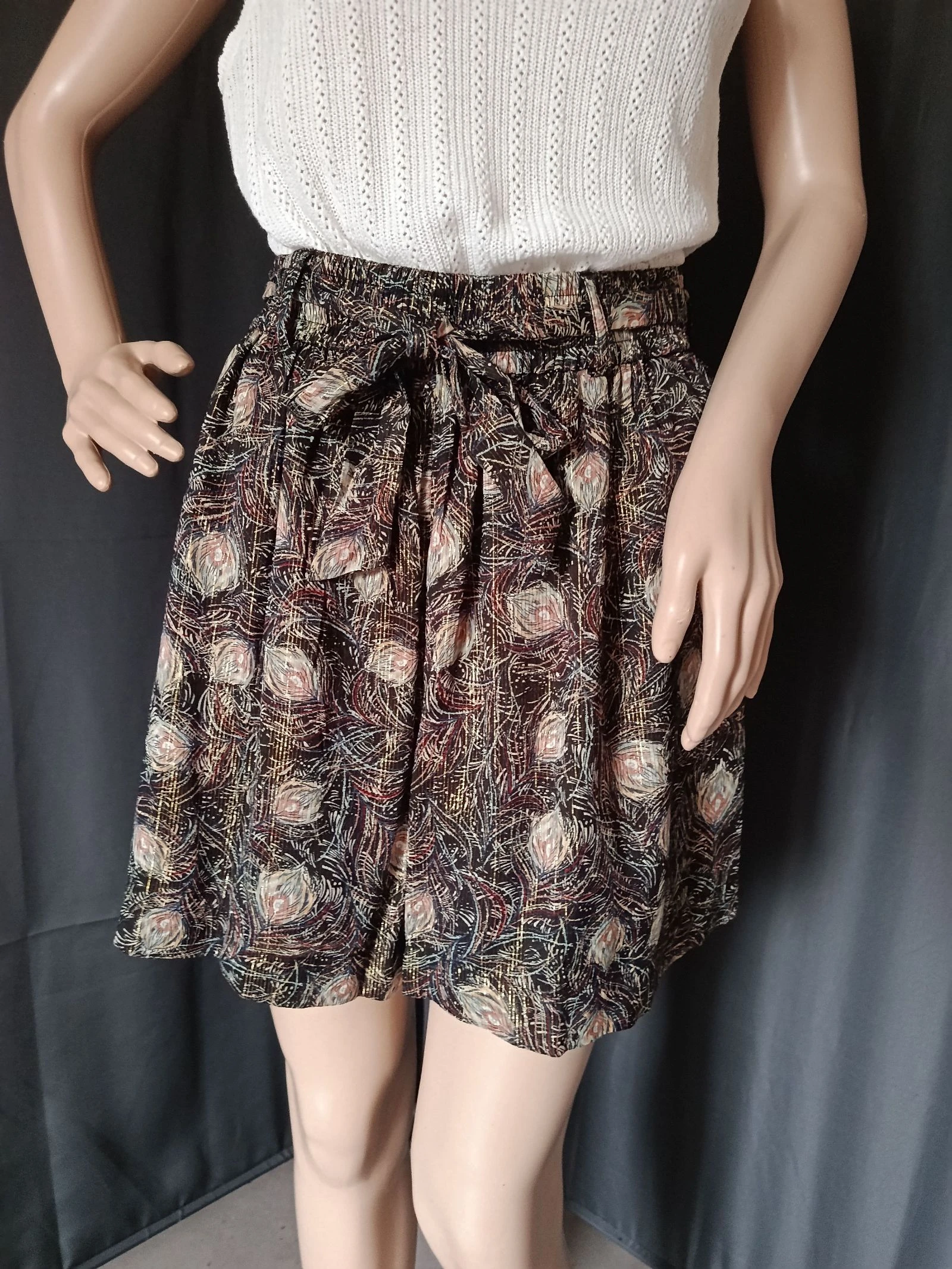 Jupe short . Noir et doré.Promod.Taille 36